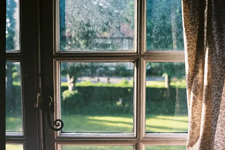 Ventana de paños hacia el jardín