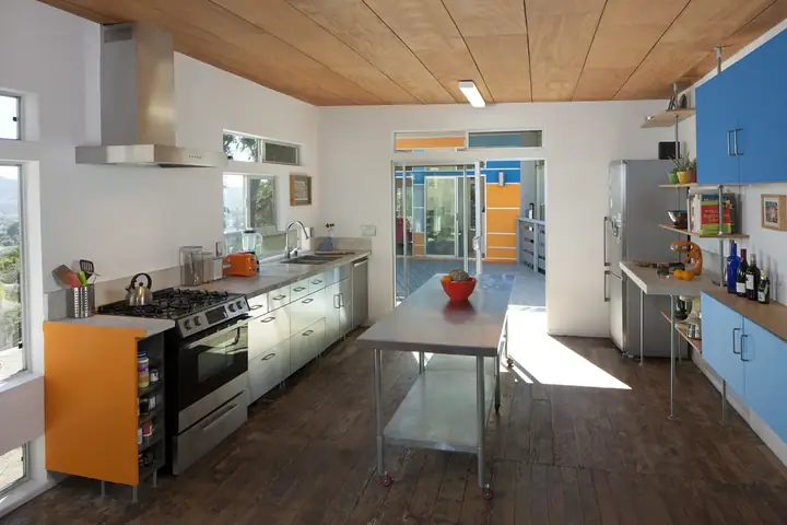Ventanas altas en una cocina